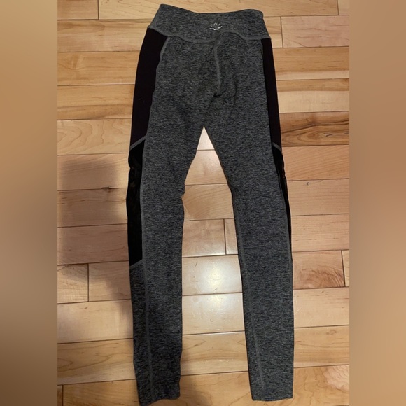 BEYOND YOGA GRAY LEGGINGS WITH MESH INSERTS - Picture 5 of 5